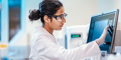 Female scientist uses a computer in the lab