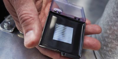 The new component is made of silicon nitride and consists of nine separate waveguides (left). Each waveguide is composed of 22 spirals and can amplify light by about ten times with a noise figure of only 1.2 decibels. Each spiral (right) has an area of 1 square millimeter and the shape enables the compact design of the amplifier.